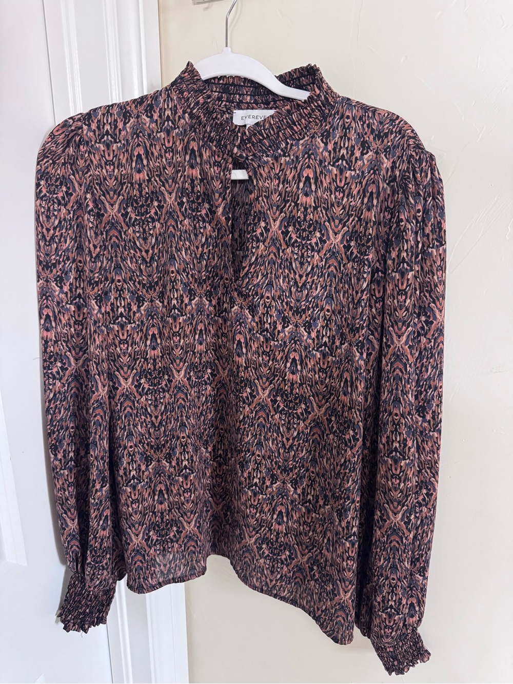 💞Evereve Printed Smocked Mock Neck Blouse with keyhole button neck!💞